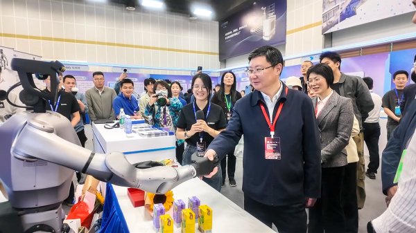 炒股配资软件排名 “精准操作选手”来了！越疆参加首届具身智能机器人运动会